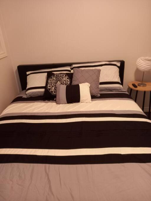 Adorable Private Suite In Ajax, Unique 2 Story Экстерьер фото